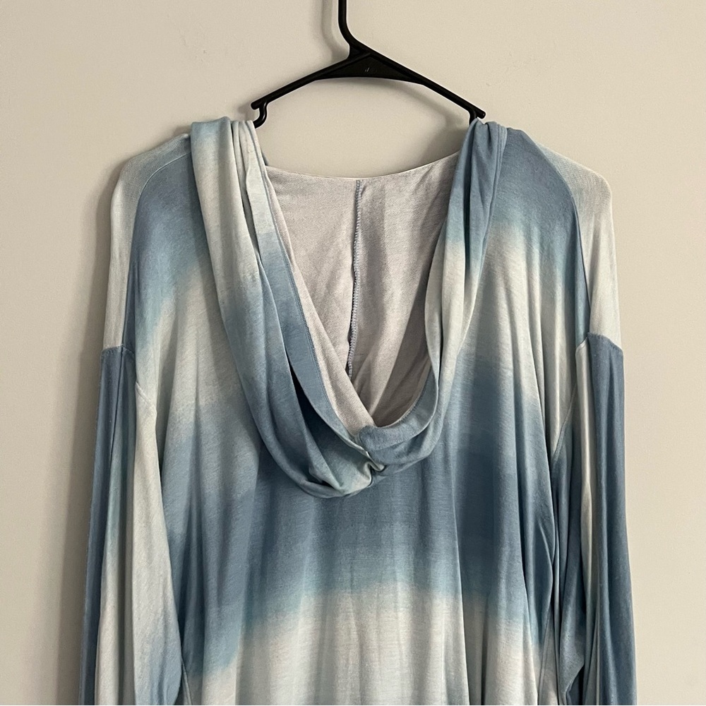 Koolaburra by UGG Light Blue Lightweight Half Sleeve Hooded Tee Shirt - Picture 3 of 5